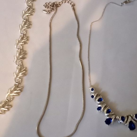 3 Silver necklaces - Picture 4 of 4